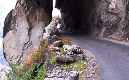 Two tourists die as boulders hit them in HP's Kinnaur