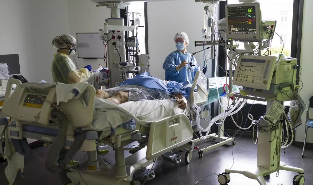 Romania sets record for virus patients in ICUs